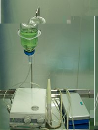 歯周病除菌に使う超音波器械スプラソン（消毒薬を注水しながら歯周ポケットを洗浄）／高山歯科室